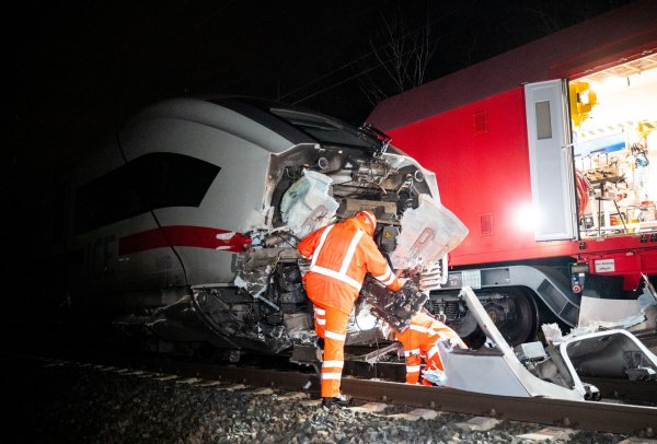 Der ICE stieß an einem Bahnübergang im Süden Hamburgs gegen einen Lastwagen. - © Daniel Bockwoldt/dpa/Daniel Bockwoldt