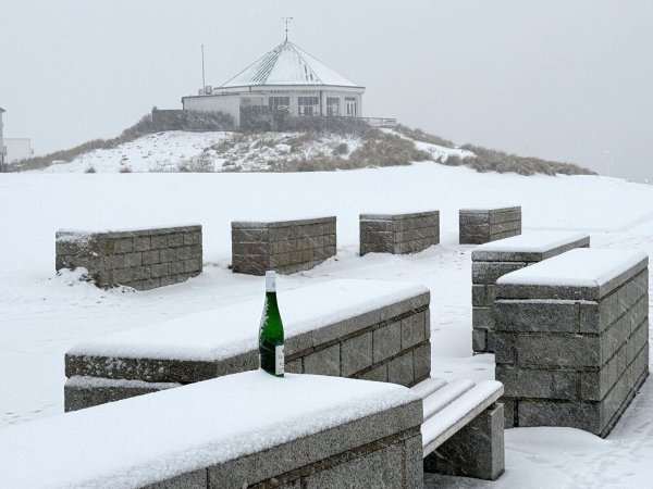 Es wird kühler und es schneit, am Alpenrand werden bis Freitagabend bis zu 20 Zentimeter Neuschnee erwartet. - © Volker Bartels/dpa