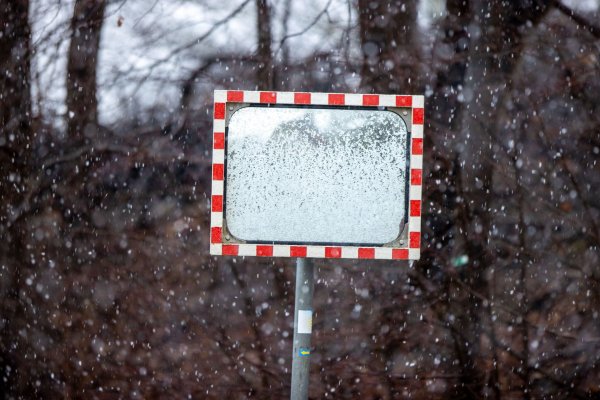 Schneeregen kann in den nächsten Tagen in NRW für Glätte sorgen. (Symbolbild) - © Jens Büttner/dpa-Zentralbild/dpa