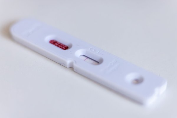 Für Testleistungen und Sachkosten machte die Angeklagte aus Essen demnach im Oktober 2021 in vier Fällen rund 1,4 Millionen Euro bei drei Kassenärztlichen Vereinigungen geltend. (Symbolbild) - © Philipp von Ditfurth/dpa