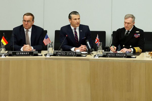 Der deutsche Verteidigungsminister Boris Pistorius (l) und die anderen Alliierten müssen nun auf die Ansagen von Pete Hegseth reagieren. - © Omar Havana/AP/dpa