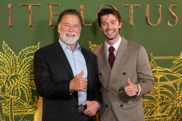 Arnold Schwarzenegger, links, und Patrick Schwarzenegger bei der Premiere der dritten Staffel von «The White Lotus». - © Chris Pizzello/Invision via AP/dpa