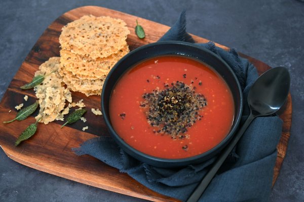 Der Clou dieser Tomatensuppe sind knackige Quinoa und knusprige Parmesanchips. - © Julia Uehren/loeffelgenuss.de/dpa-tmn