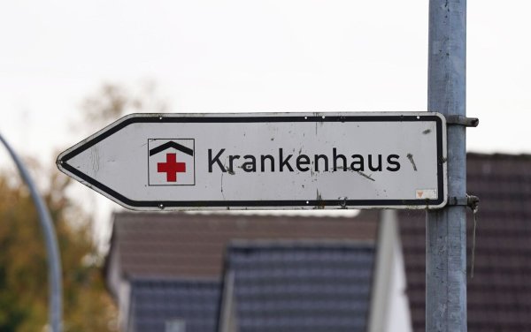 Die NRW-Landesregierung hat die Krankenhauslandschaft umgebaut - dagegen regt sich Widerstand bei vielen Kliniken. (Archivbild) - © Marcus Brandt/dpa
