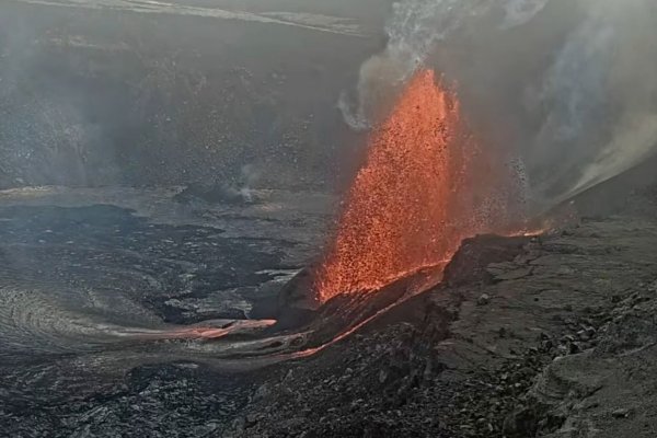 Der Vulkan Kilauea auf Hawaii spuckt erneut Lavafontänen. - © Uncredited/U.S. Geological Survey/AP/dpa