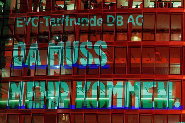 Mit einer Protestaktion am Bahntower am Vorabend der Verhandlungen verlieh die EVG ihren Forderungen Nachdruck. - © Carsten Koall/dpa