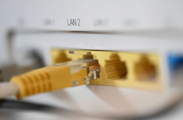 Der Stecker steckt, doch mancherorts haben Netcologne-Kunden zwischenzeitlich trotzdem kein Internet. - © Bernd Weißbrod/dpa