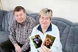 Ute Ostermann und Wilhelm Dieterich haben Ida und Katja in ihrem neuen Zuhause besucht. - &copy; Foto: Pavlustyk