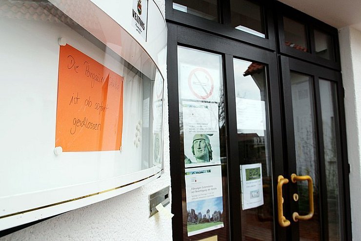 Der handgeschriebene Hinweis neben dem Eingang informiert darüber, dass es in der "Pongauer Stube" nichts mehr zu essen und zu trinken gibt. - © Foto: Bockwinkel