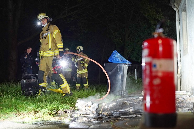 Die Feuerwehr, die wenig später am Einsatzort eintraf, löschte die restlichen Glutnester ab und sicherte die Brandstelle. - © Freitag Medien Gruppe/Stock