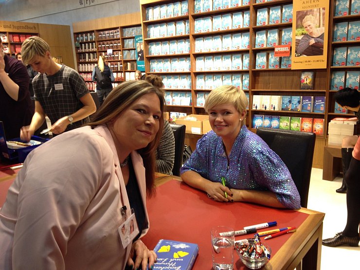 Hat ihr großes Vorbild getroffen: Die Bad Salzufler Autorin Nicole Lange (links) mit Autorin Cecelia Ahern auf der 69. Frankfurter Buchmesse. - © Nicole Lange