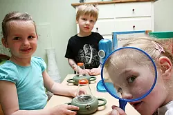 Lea-Carlotta, Hannes und Laureen (von rechts) nehmen alles unter die Lupe. - © Foto: Castrup