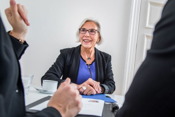 Weil sich Anschreiben auch mit Hilfe von KI verfassen lassen, könnten persönliche Vorstellungsgespräche künftig noch wichtiger werden. - © Christin Klose/dpa-tmn