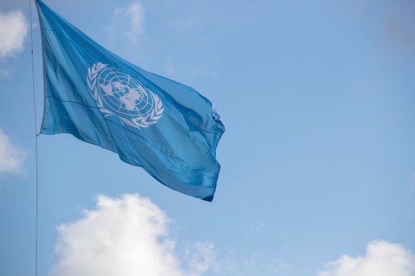 Die Flagge der Vereinten Nationen: An Bord des UN-Hubschraubers sollen acht Menschen gewesen sein. - © Nicolas Maeterlinck/BELGA/dpa