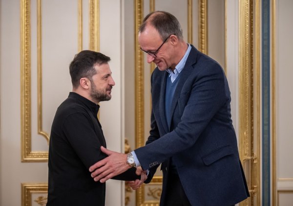 Es müsse alles dafür getan werden, um die Ukraine in die Lage zu versetzen, ihr Recht auf Selbstverteidigung wahrzunehmen, sagt Friedrich Merz bei einem Treffen mit Präsident Wolodymyr Selenskyj. - © Michael Kappeler/dpa