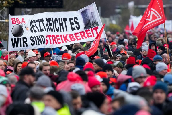 Begleitet von einem flächendeckenden Warnstreik waren beide Seiten in Wolfsburg zu ihrer vierten Tarifrunde zusammengekommen. - © Martin Meissner/AP POOL/dpa