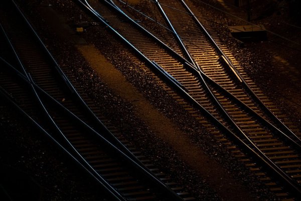 Wie viele andere Branchen sucht auch die Bahn-Industrie händeringend Personal. - © Fabian Sommer/dpa