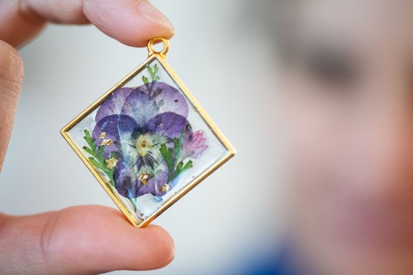 Schmuckstück mit Sommergefühl: Anhänger mit Trockenblumen sorgen auch im Winter für etwas Farbe. - © Franziska Gabbert/dpa-tmn