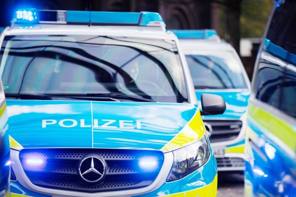 Nach einem Anruf des Ehemanns ist in Dortmund eine 87 Jahre alte Frau tot in einer Wohnung aufgefunden worden. (Symbolbild) - © Rolf Vennenbernd/dpa