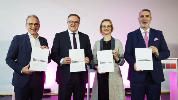 Koalitionsvertrag von CDU, BSW und SPD in Thüringen perfekt - © Bodo Schackow/dpa