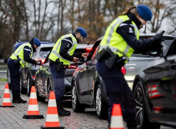Kritischer Blick in die Autos: Kontrollen an der niederländischen Grenze. - © Remko De Waal/ANP/dpa