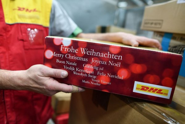 Zu Weihnachten müssen viele Geschenke erst den Zoll passieren. (Archiv) - © Uwe Anspach/dpa