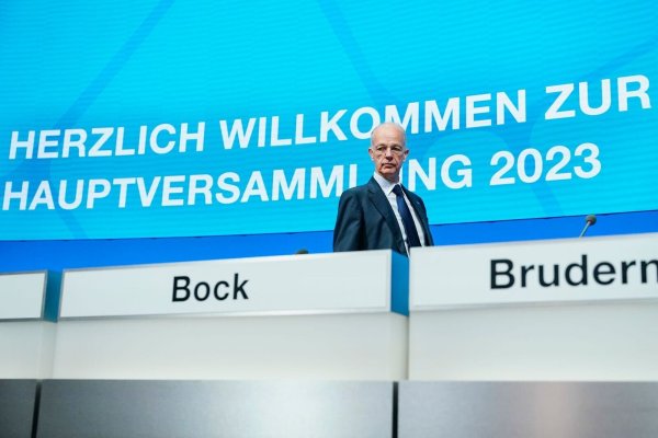 Der Chef des BASF-Aufsichtsrats, Kurt Bock, vor der Hauptversammlung im Jahr 2023. - © Uwe Anspach/dpa