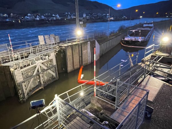 Noch gibt es keine Lösung für die Schiffe auf der Mosel, die nicht weiterkommen. - © WSA Mosel-Saar-Lahn/dpa