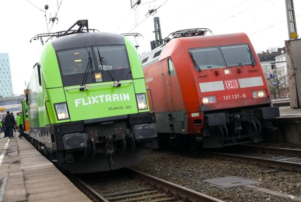 Die Deutsche Bahn und Flixtrain landen in dem Ranking auf Platz 16 beziehungsweise 20. (Archivbild) - © Christian Charisius/dpa