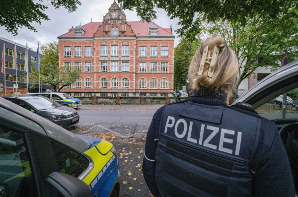 Polizeieinsatz an einer Bonner Gesamtschule nach einer Droh-E-Mail. (Archivbild) - © Benjamin Westhoff/dpa