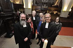 Wirkten an der Einführung von Superintendent Dieter Bökemeier (vorne rechts) mit: Präses Michael Stadermann, Pfarrerin Brigitte Fenner (Heiden), Pfarrer Burkhard Krebber (Detmold-Ost), Wolfgang Kreuzbusch (Detmold-Ost) und Susanne Schüring-Pook (Heiden), Pfarrerin Juliane Arndt (Hiddesen) (von links). - © Foto: Landeskirche