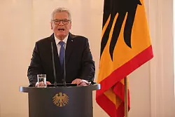 Bundespr&auml;sident Joachim Gauck gibt im Schloss Bellevue seine Erkl&auml;rung ab. - &copy; Foto: Wolfgang Kumm