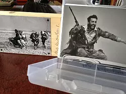 Gesichter des Krieges: Mit Bildern aus Afghanistan gestaltete Anja Niedringhaus eine Holzpostkarte und einen Künstlerkoffer für die Sammlung des Dalhauseners Heiner Hussong. - © Jürgen Böker