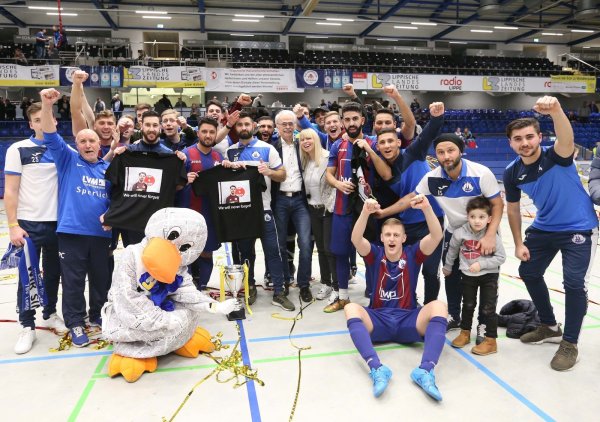 Das Siegerteam: Mit dem TBV Lemgo holt erstmals ein Team aus dem FuL-Kreis Lemgo den LZ-Cup in der Phoenix-Contact-Arena. - © Paul Cohen