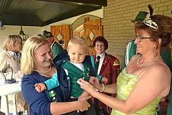 Früh übt sich: Schon die Jüngsten sind dabei, wenn es darum geht, das Schützenfest zu feiern. Rica Glaserhauser (amtierende Königin aus Horn) hält ihren Sohn Michl auf dem Arm, dem Monika Merk (Wehrener Königin 2014-2018) einen Kinderorden ansteckt. - © Tanja Watermann