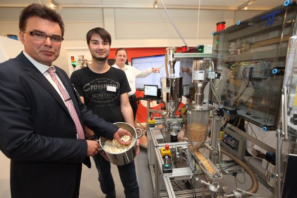 Smarte Fabrik: Jürgen Jasperneite (von links), Marcel Stark und Philip Priss vom Fraunhofer-Institut lassen Popcorn produzieren. - © Bernhard Preuss