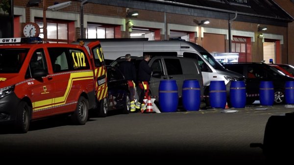 Blaue Fässer stehen bei einem Anti-Terror-Einsatz beim Einsatzort. - © --/tv7news.de/dpa/Archivbild