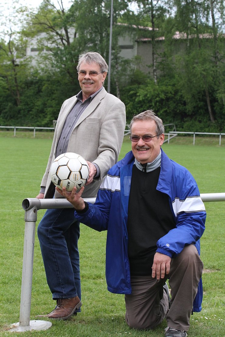 Freuen sich auf das Gastspiel des DSC: Günter Zahn, stellvertretender Vorsitzender des Heimat- und Verkehrsvereins, und SpVg-Geschäftsführer Detlef Schröder (rechts). - © Sebastian Lucas