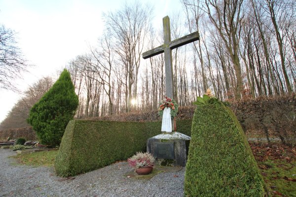 Das Ehrenmal auf den Friedhof in Höntrup soll noch einmal von der Stadt gründlich gereinigt werden, ehe die Dorfgemeischaft die Pflege der Ruhestätte übernimmt. - © Patrick Bockwinkel