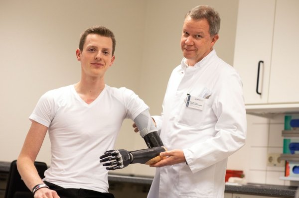 Der Paderborner Sven Roosen kann nach einem schweren Motorradunfall und der Amputation eines Armes dank des Einsatzes verschiedener Kliniken in OWL Abitur machen und eine Lehre starten. - © Oliver Krato