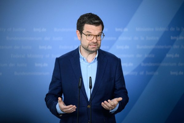 Justizminister Marco Buschmann bei einer Pressekonferenz im Bundesministerium der Justiz. - © Bernd von Jutrczenka/dpa