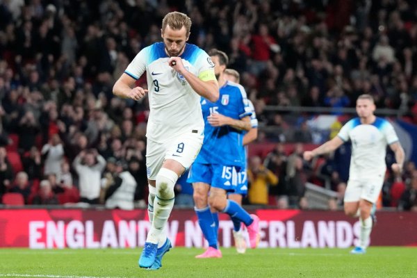 Harry Kane traf beim Sieg der Engländer gegen Italien doppelt. - © Frank Augstein/AP/dpa