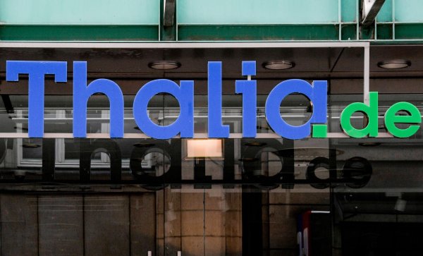 Das Logo der Buchhandelskette hängt über dem Eingang des Kaufhauses in der Innenstadt von Hamburg. - © Axel Heimken/dpa