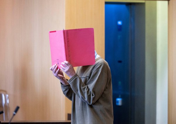 Der Angeklagte kommt in den Verhandlungssaal. - © Thomas Banneyer/dpa