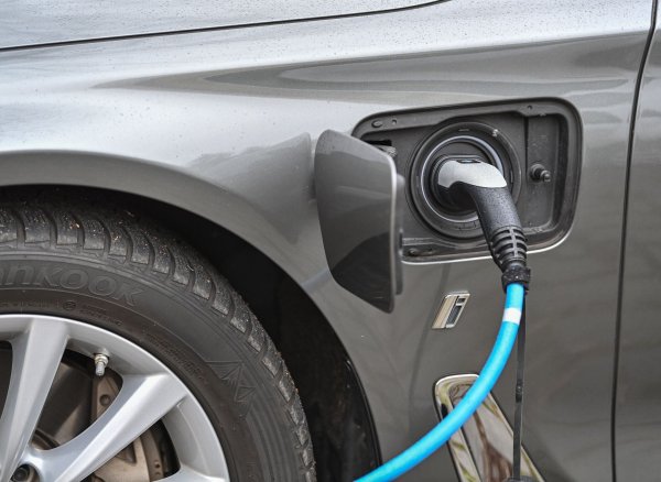 Ein Elektrofahrzeug der Marke BMW wird an einer Ladesäule aufgeladen. - © Patrick Pleul/dpa-Zentralbild/dpa