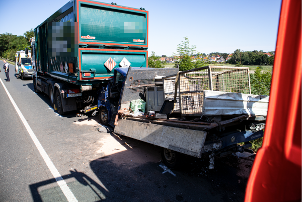 Unfall auf der B239 bei Herford. - © Freitag-TV