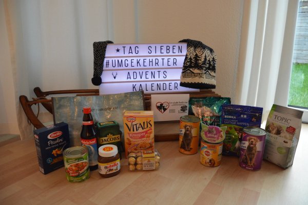 Advent einmal umgedreht: Einpacken statt auspacken ist die Devise. Der Stapel rechts wächst täglich für "Futter für vier Pfoten Lippe" und der links für die Lemgoer Tafel. - © Tanja Watermann