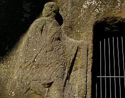 Laut Wolfgang Lippek stellt diese in Stein gehauene Figur an den Externsteinen Odin und nicht Petrus war. - © Wolfgang Lippek