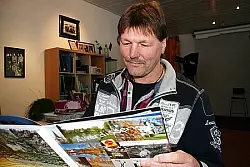 Klaus D&uuml;wel hat eigentlich nur f&uuml;r sich seine besten Fotos zusammenstellen wollen. Doch durch Mund-zu-Mund-Propaganda fand das Buch die ersten Liebhaber im Ort. - &copy; Foto: Frevert