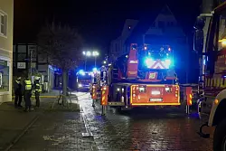Am sp&auml;ten Mittwochabend hat es in der Sch&uuml;lerstra&szlig;e in Detmold gebrannt. - &copy; Marco Schweiger/Feuerwehr Detmold